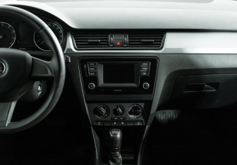 Подержанный автомобиль Skoda Rapid Liftback 2015 года (14 фото)