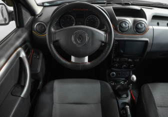 Подержанный автомобиль Renault Duster 2014 года (10 фото)