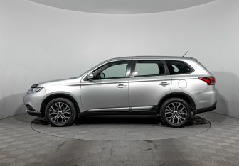Подержанный автомобиль Mitsubishi Outlander 2016 года (8 фото)