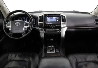 Подержанный автомобиль Toyota Land Cruiser Suv 2012 года (9 фото)