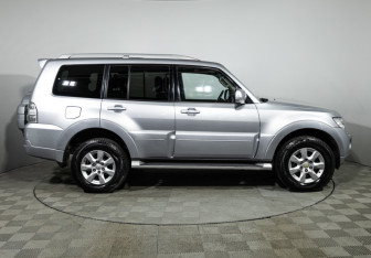 Подержанный автомобиль Mitsubishi Pajero 2011 года (4 фото)