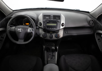 Подержанный автомобиль Toyota RAV4 2010 года (9 фото)