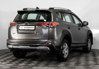 Подержанный автомобиль Toyota RAV4 2018 года (6 фото)
