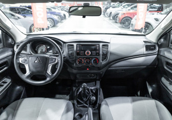 Подержанный автомобиль Mitsubishi L200 2022 года (15 фото)