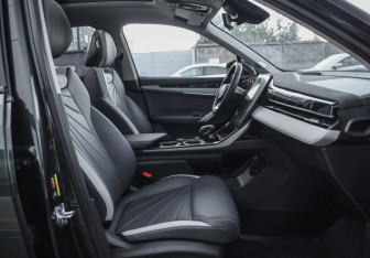 Подержанный автомобиль Geely Atlas 2024 года (29 фото)