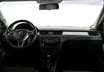 Подержанный автомобиль Skoda Rapid Liftback 2015 года (10 фото)