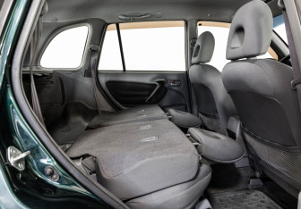 Подержанный автомобиль Toyota RAV4 2000 года (18 фото)