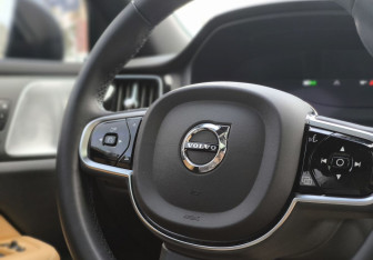 Подержанный автомобиль Volvo V60 Cross Country 2023 года (13 фото)