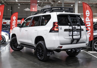 Подержанный автомобиль Toyota Land Cruiser Prado 2021 года (10 фото)