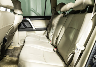 Подержанный автомобиль Toyota Land Cruiser Prado 2009 года (10 фото)