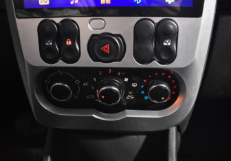 Подержанный автомобиль Renault Sandero 2013 года (15 фото)