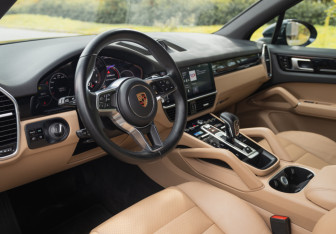 Подержанный автомобиль Porsche Cayenne 2018 года (24 фото)