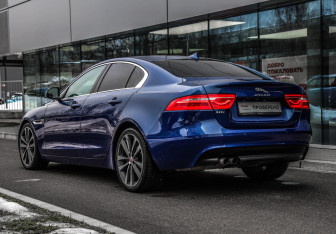Подержанный автомобиль Jaguar XE 2015 года (7 фото)