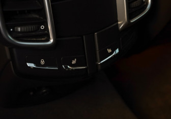 Подержанный автомобиль Porsche Cayenne 2012 года (27 фото)