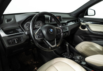 Подержанный автомобиль BMW X1 2015 года (11 фото)