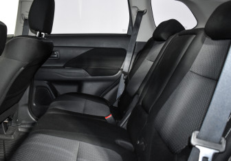 Подержанный автомобиль Mitsubishi Outlander 2019 года (12 фото)