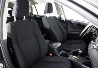 Подержанный автомобиль Toyota RAV4 2013 года (12 фото)