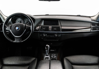 Подержанный автомобиль BMW X5 2013 года (10 фото)