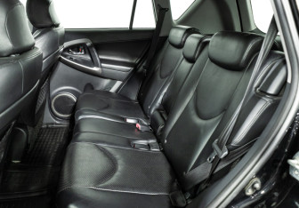 Подержанный автомобиль Toyota RAV4 2007 года (10 фото)