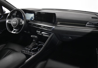 Подержанный автомобиль Kia K5 2022 года (10 фото)