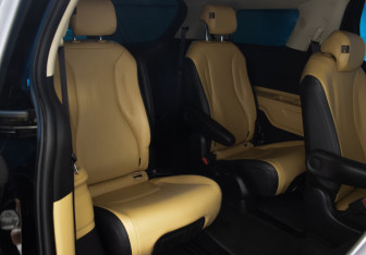 Подержанный автомобиль Kia Carnival 2021 года (23 фото)