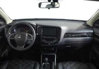 Подержанный автомобиль Mitsubishi Outlander 2022 года (9 фото)