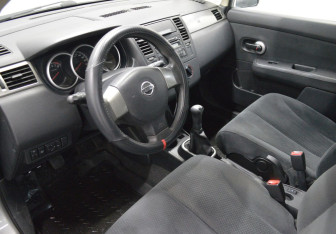 Подержанный автомобиль Nissan Tiida Hatchback 2010 года (10 фото)