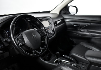 Подержанный автомобиль Mitsubishi Outlander 2016 года (9 фото)