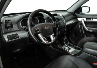 Подержанный автомобиль Kia Sorento 2012 года (11 фото)