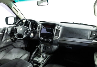 Подержанный автомобиль Mitsubishi Pajero 2015 года (9 фото)
