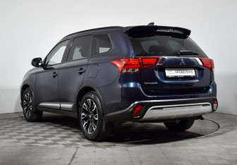 Подержанный автомобиль Mitsubishi Outlander 2022 года (7 фото)
