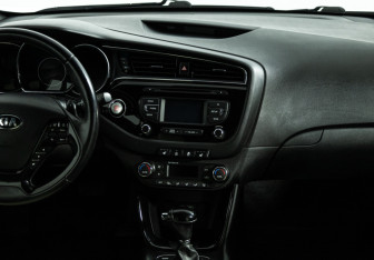 Подержанный автомобиль Kia Ceed Hatchback 2015 года (14 фото)
