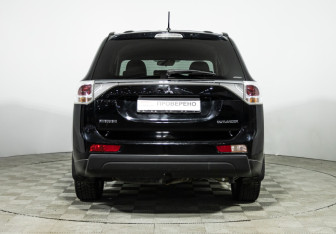 Подержанный автомобиль Mitsubishi Outlander 2013 года (6 фото)