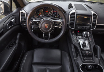 Подержанный автомобиль Porsche Cayenne 2015 года (12 фото)