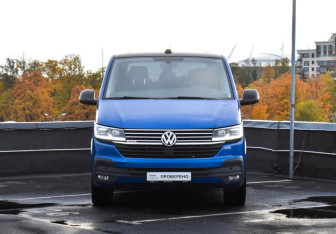 Подержанный автомобиль Volkswagen Caravelle 2021 года (2 фото)