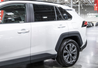 Подержанный автомобиль Toyota RAV4 2023 года (3 фото)