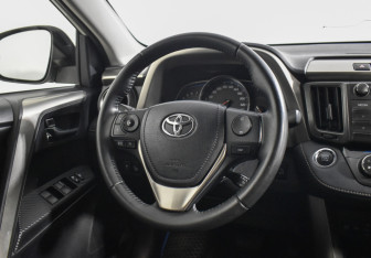 Подержанный автомобиль Toyota RAV4 2015 года (14 фото)