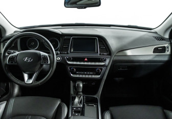 Подержанный автомобиль Hyundai Sonata 2018 года (13 фото)