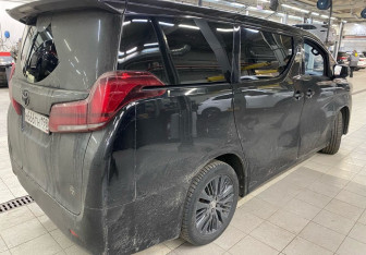 Подержанный автомобиль Toyota Alphard 2021 года (3 фото)