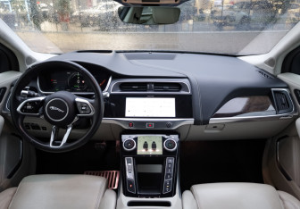 Подержанный автомобиль Jaguar I-Pace 2019 года (10 фото)