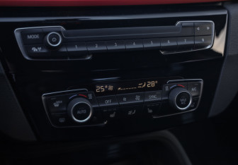 Подержанный автомобиль BMW X1 2017 года (17 фото)