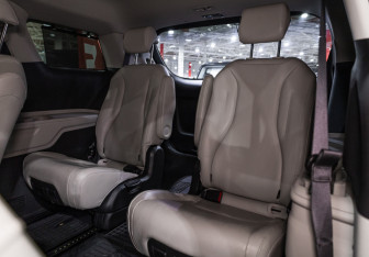 Подержанный автомобиль Kia Carnival 2020 года (12 фото)