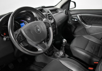 Подержанный автомобиль Renault Duster 2016 года (9 фото)