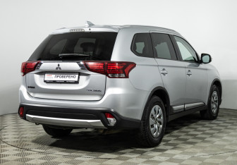 Подержанный автомобиль Mitsubishi Outlander 2018 года (5 фото)