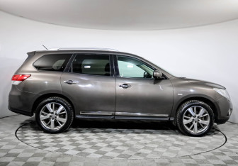 Подержанный автомобиль Nissan Pathfinder 2015 года (4 фото)