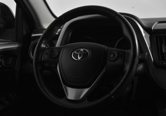 Подержанный автомобиль Toyota RAV4 2017 года (19 фото)