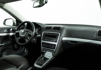 Подержанный автомобиль Skoda Octavia Liftback 2011 года (9 фото)
