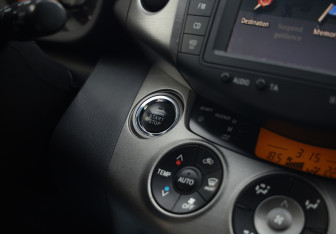 Подержанный автомобиль Toyota RAV4 2012 года (21 фото)