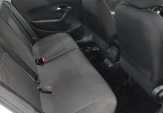 Подержанный автомобиль Volkswagen Polo Sedan 2017 года (13 фото)