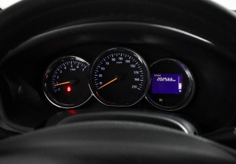 Подержанный автомобиль Renault Sandero 2015 года (17 фото)